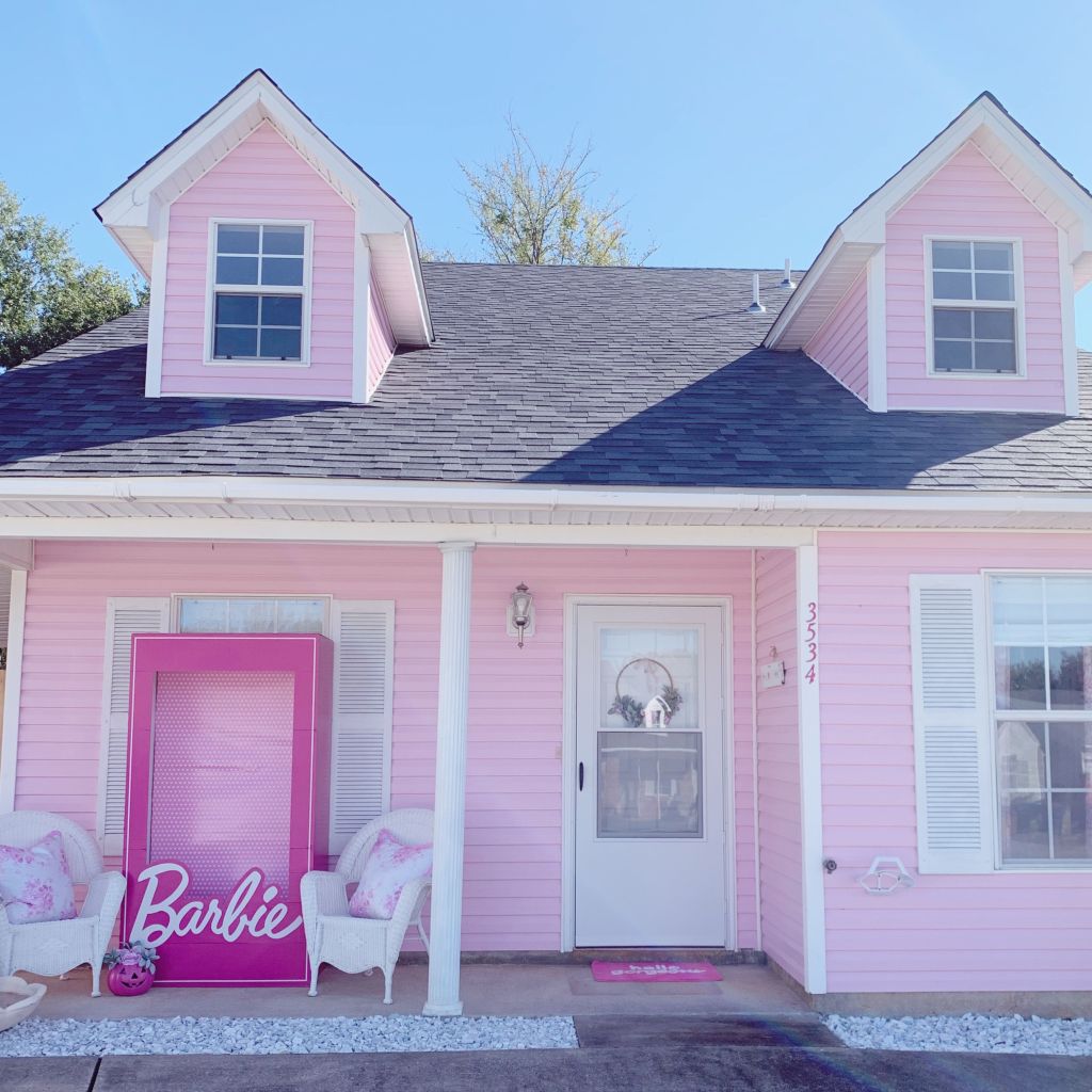 DENA DANIELS' 'BARBIE MEETS SHABBY CHIC' HOME WHICH SHE PAINTED PINK IN SUMMER 2021