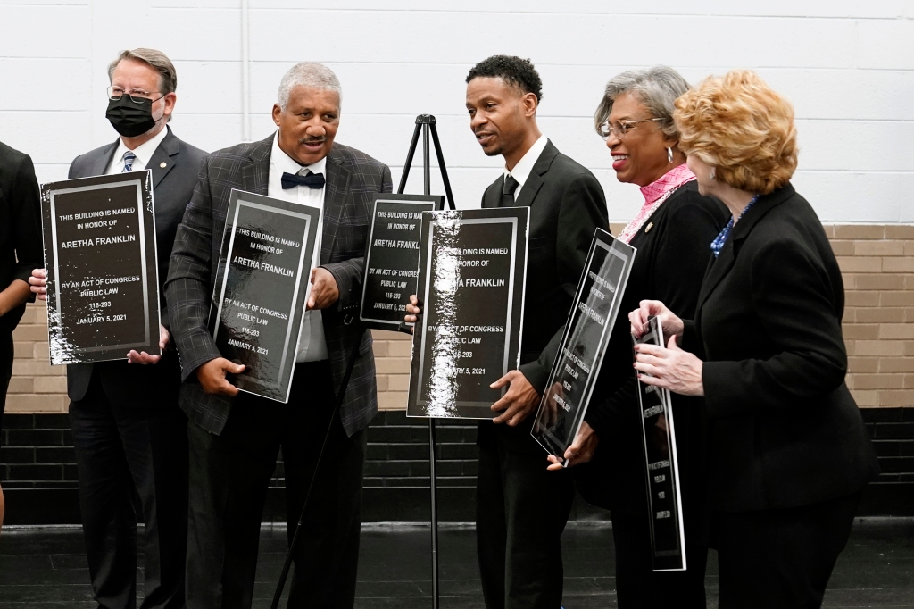 Sen. Gary Peters, D-Mich., Edward Franklin, Kecalf Franklin, U.S. Rep. Brenda Lawrence, and Sen. Debbie Stabenow, D-Mich., hold commemorative signs honoring Aretha Franklin, Monday, Oct. 4, 2021, in Detroit