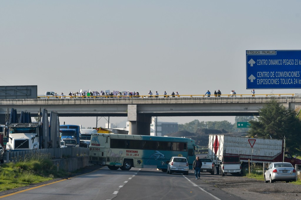 Scrap metal dealers members of the National Confederation of Metal Industrialists and Recyclers blocked the Toluca-Atlacomulco highway.