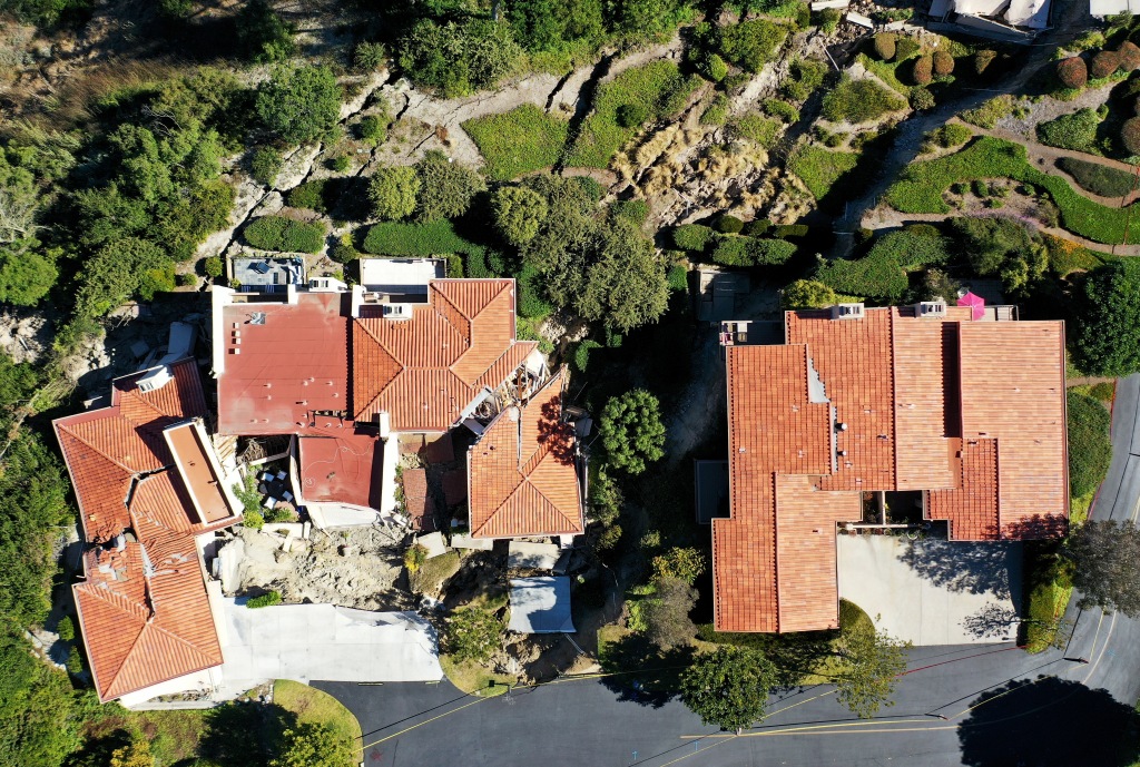 An aerial view of upscale homes (L) destroyed by a landslide on Palos Verdes Peninsula.