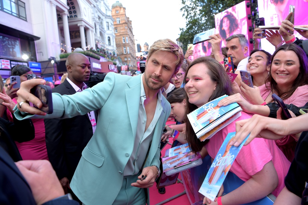 Ryan Gosling taking selfie with fans at premiere
