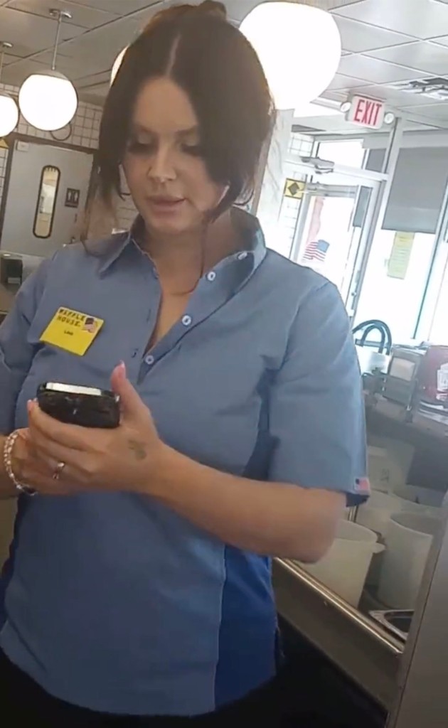 Lana Del Rey at Waffle House