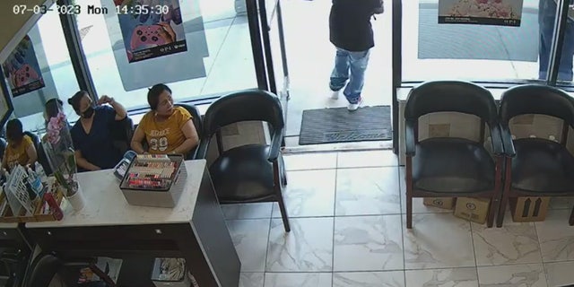 Man takes off after no one responds to his robbery attempt