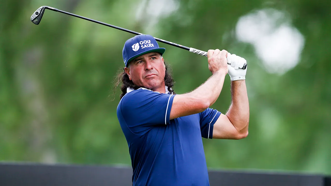 Pat Perez swings club