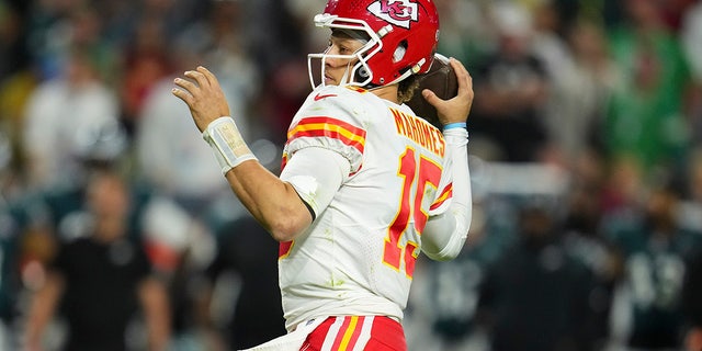 Patrick Mahomes looks to pass