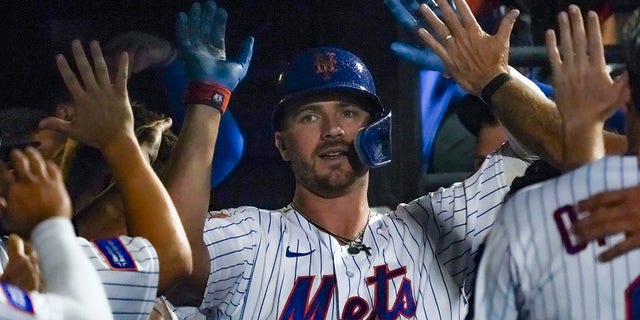 Pete Alonso slaps hands