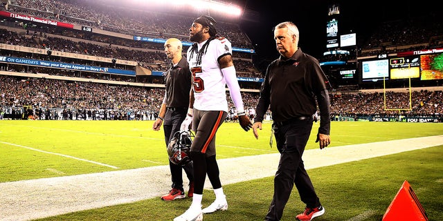 Richard Sherman walks off field with trainers