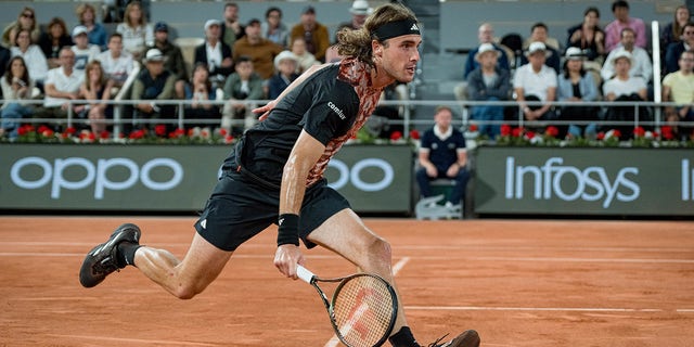 Stefanos Tsitsipas running