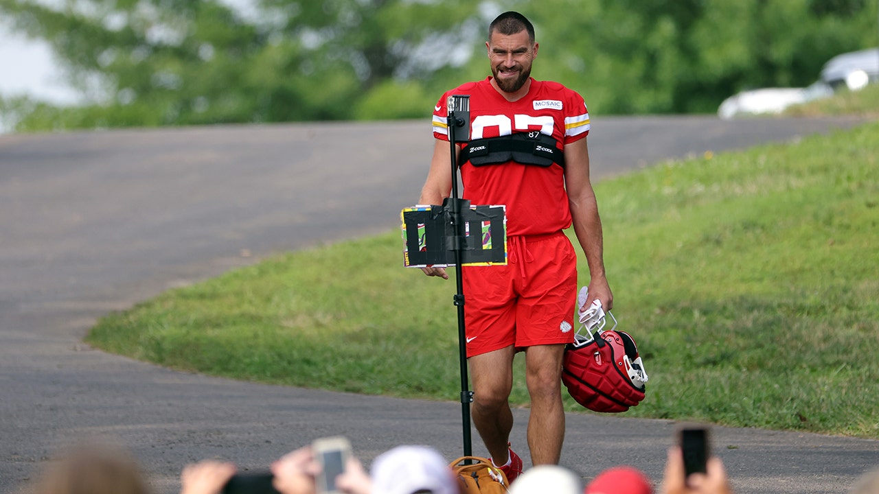  Travis Kelce walks towards the practice field