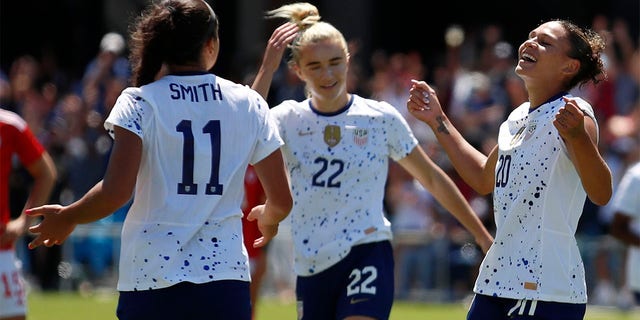 Sophia Smith, Kristie Mewis, and Trinity Rodman celebrate