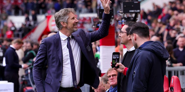 Edwin van der Sar salutes fans