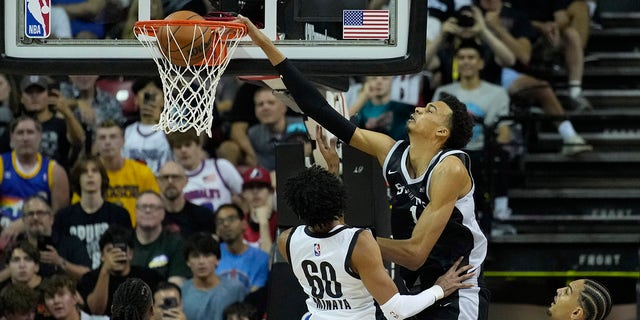 Victor Wembanyama dunks on Justin Minaya