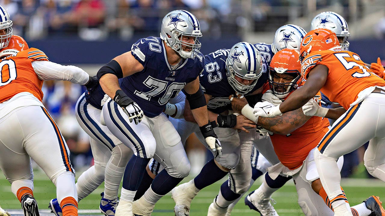 Zack Martin blocks during a game against the Bears