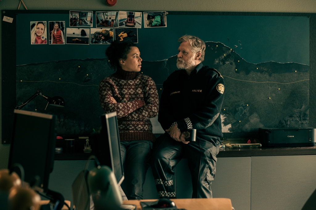 Aníta and her old friend (and local police detective) Ragnar (Þór Tulinius)