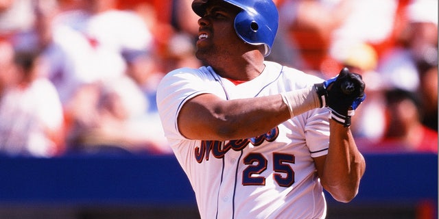 Bobby Bonilla swinging