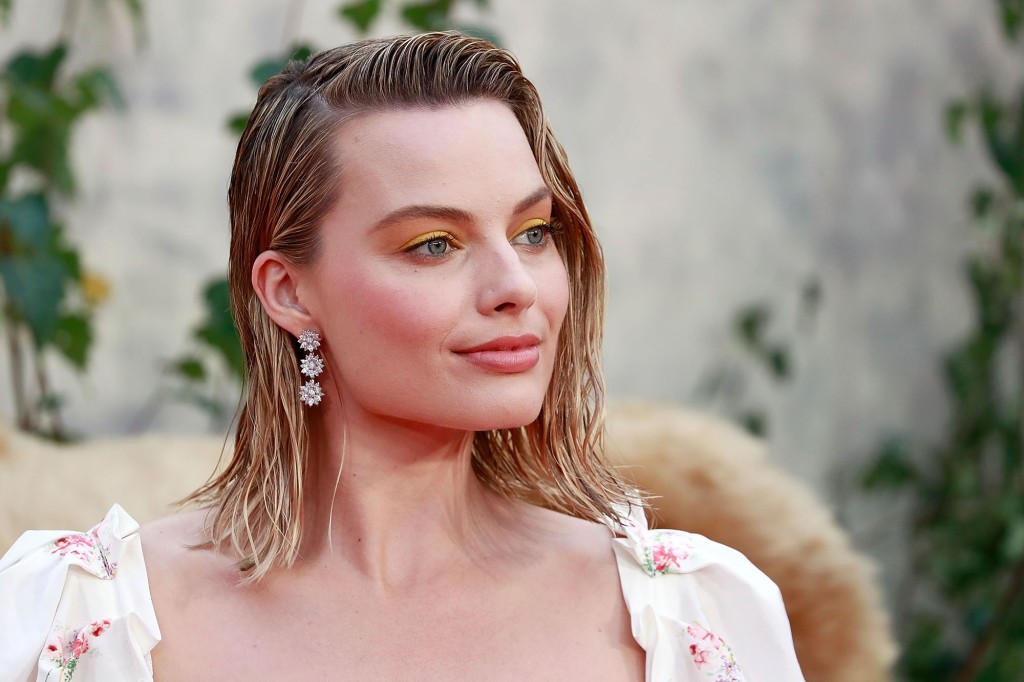 LONDON, ENGLAND - SEPTEMBER 20:  Margot Robbie attends the 'Goodbye Christopher Robin' World Premiere held at Odeon Leicester Square on September 20, 2017 in London, England.  (Photo by John Phillips/John Phillips/Getty Images)