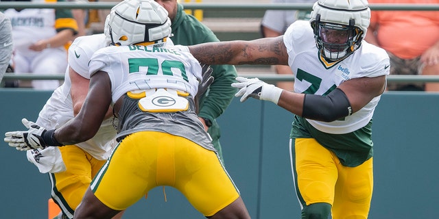 Elgton Jenkins participates in practice drills