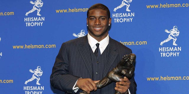 Reggie Bush holds the Heisman Trophy