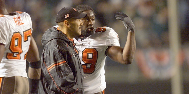 Warren Sapp talks to coach