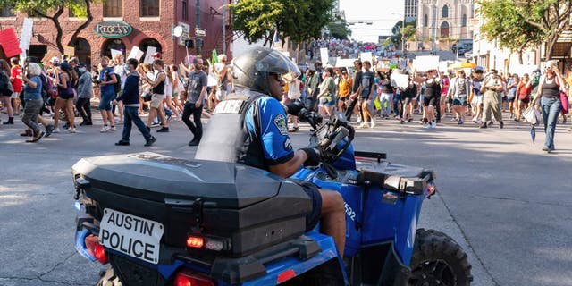 Austin police officer monitors abortion protest