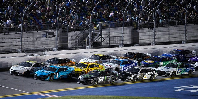 Daytona close race