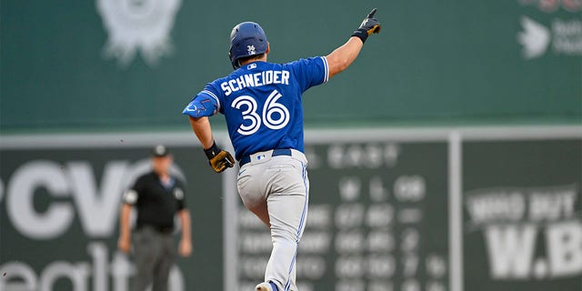 Davis Schneider rounds the bases