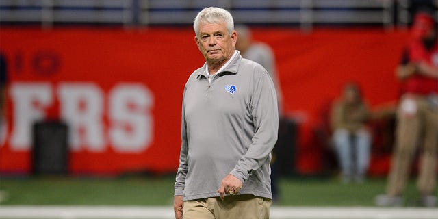 Dennis Erickson coaches the Salt Lake Stallions