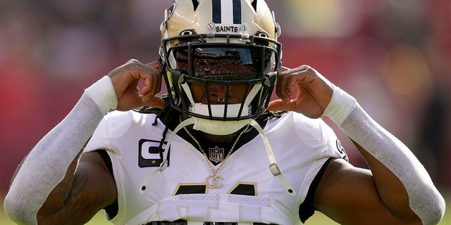 Alvin Kamara warms up prior to a game