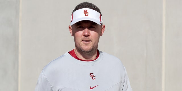 Lincoln Riley at spring practice