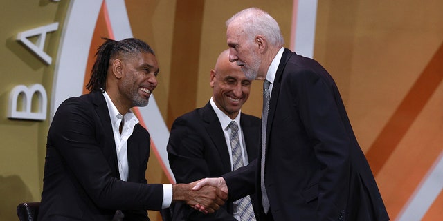 Gregg Popovich shakes Tim Duncan's hand