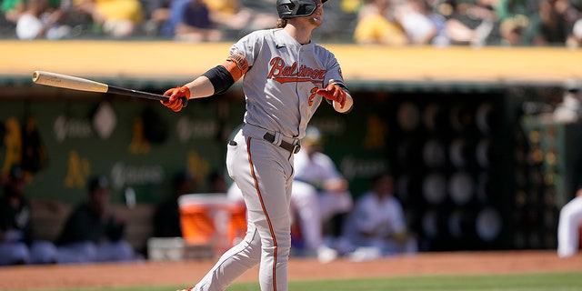 Gunnar Henderson swings bat