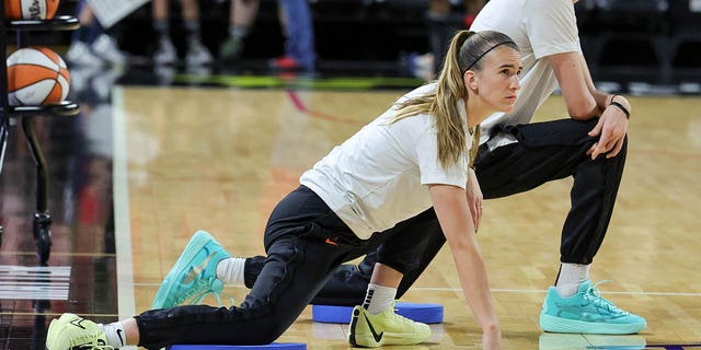 Sabrina Ionescu warms up