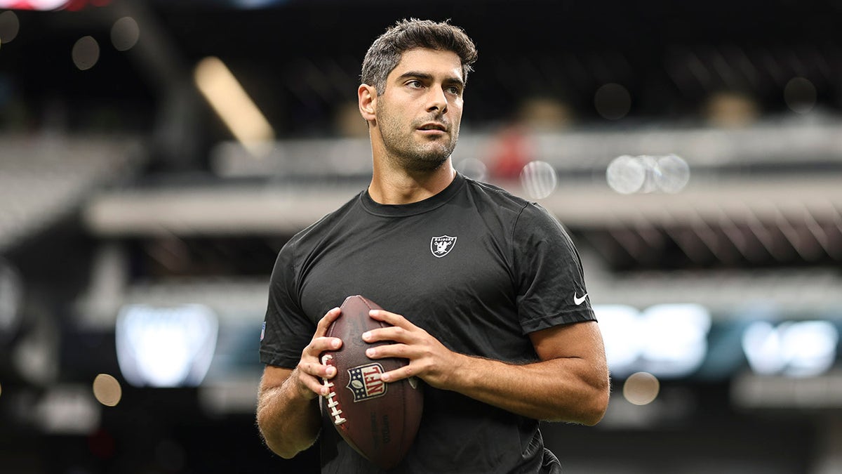 Jimmy Garoppolo warms up