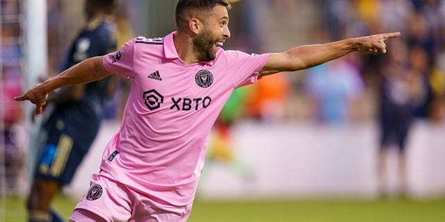 Jordi Alba celebrates