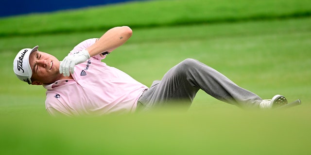 Justin Thomas falls on golf course