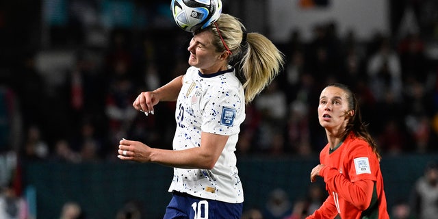 Lindsey Horan heads the ball