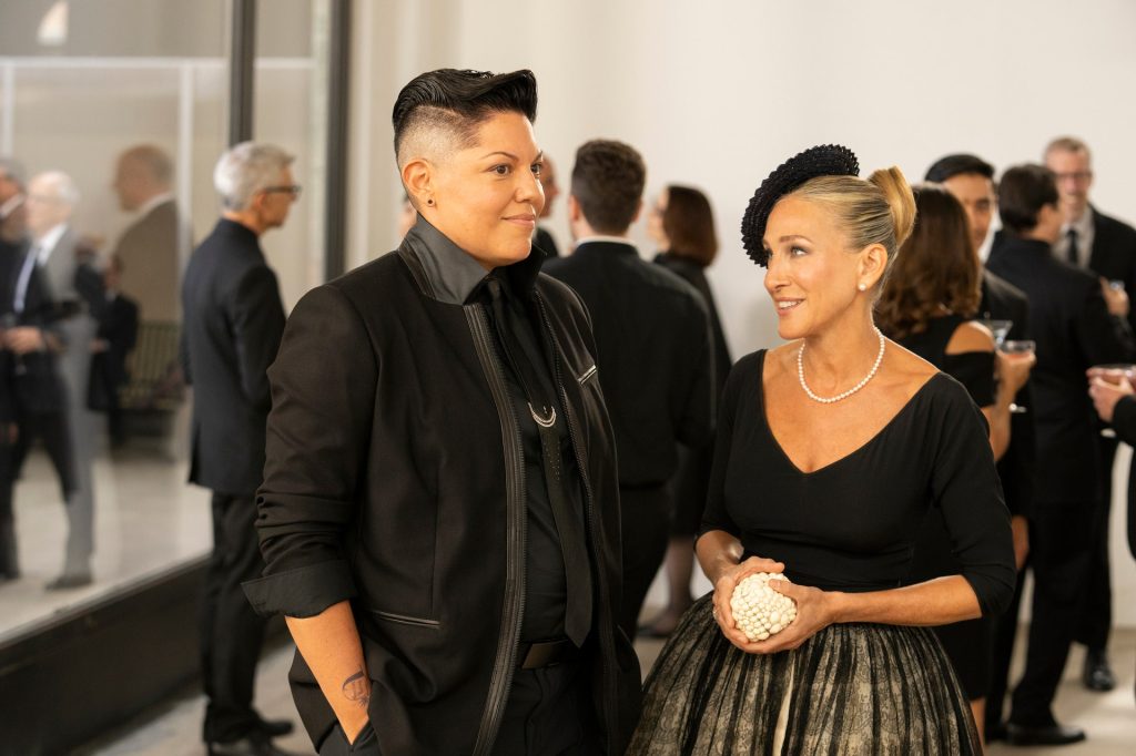 Che Diaz (Sara Ramirez) with Carrie (Sarah Jessica Parker) standing together at brunch. 