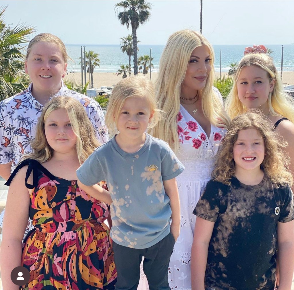 Tori Spelling alongside her five children.