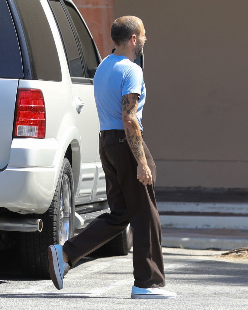 The comedian sported brown slacks and sneakers.