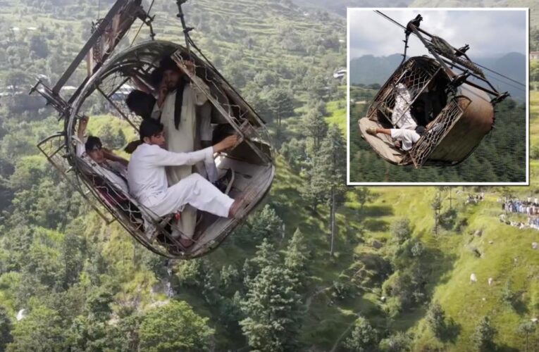 Trapped cable car passengers dangle above Parkistan ravine: video