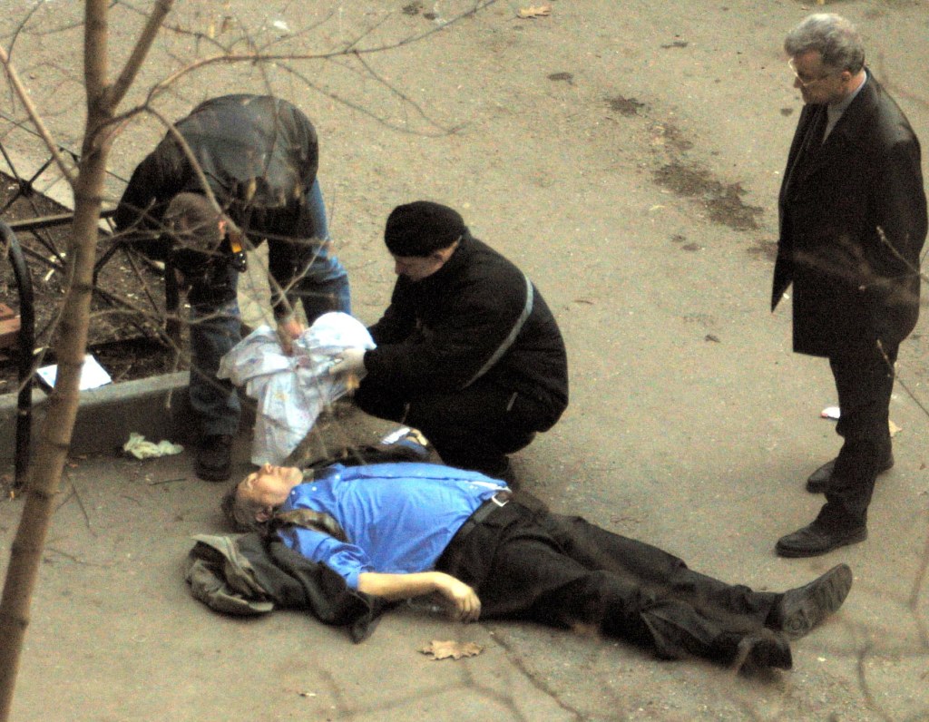 Russian police experts inspect the body of Sergei Yushenkov, co-chairman of the all-Russia movement 'Liberal Russia', murdered outside his home in Moscow, April 17, 2003