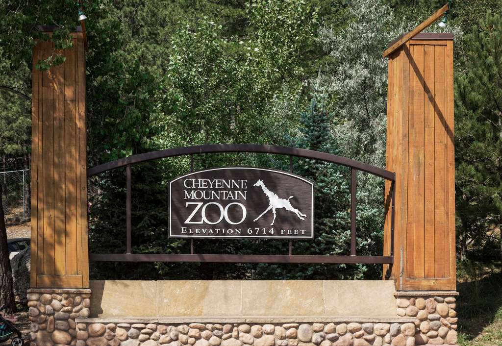 A sign for the Cheyenne Mountain Zoo.