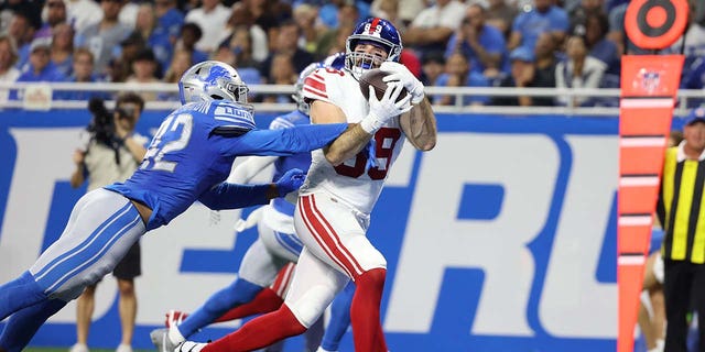 Tommy Sweeney catches a pass