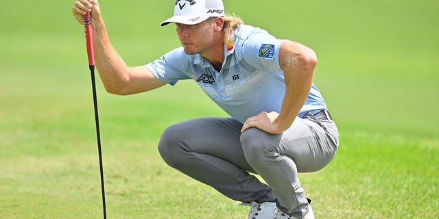 Sam Burns before a putt