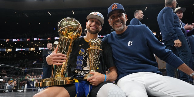 Stephen Curry celebrates with his father