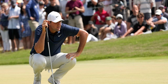 Scottie Scheffler prepares to putt