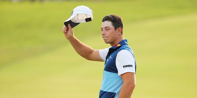 Viktor Hovland salutes crowd