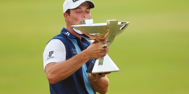 Viktor Hovland kisses trophy