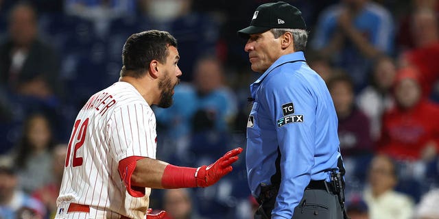 Kyle schwarber argues with hernandez