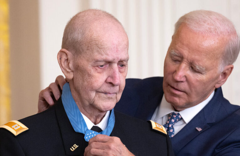 Video: Army Pilot Who Fought in Vietnam Receives Medal of Honor